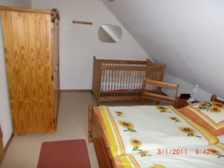 großes Schlafzimmer mit Kinderbett