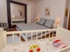 Schlafzimmer mit Kinderbett