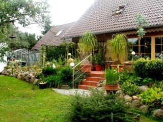 Gartenfront der Pension